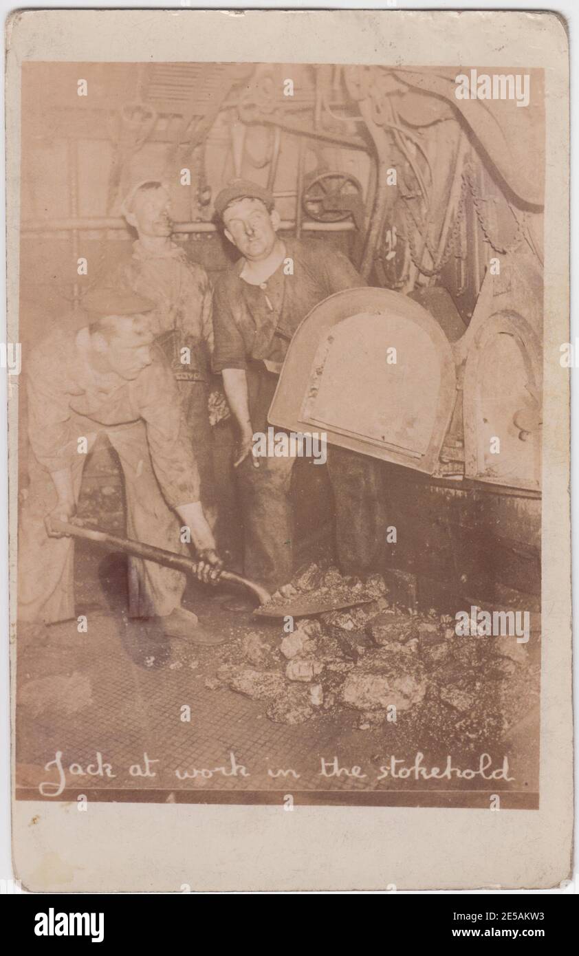 Carte postale de trois stokers de la Royal Navy alimentant le moteur du navire avec du charbon, sous-titré Jack au travail dans le stokehold, 1900 / 1910 Banque D'Images