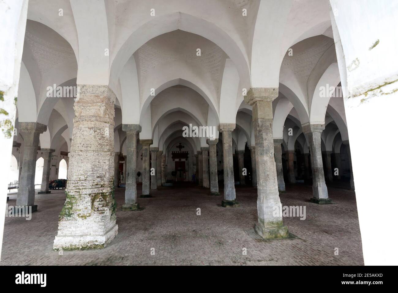 Bagerhat, Bangladesh - 21 janvier 2021 : la mosquée Sixty Dome est une mosquée au Bangladesh. Il fait partie de la ville de la Mosquée de Bagerhat, un monde de l'UNESCO lui Banque D'Images