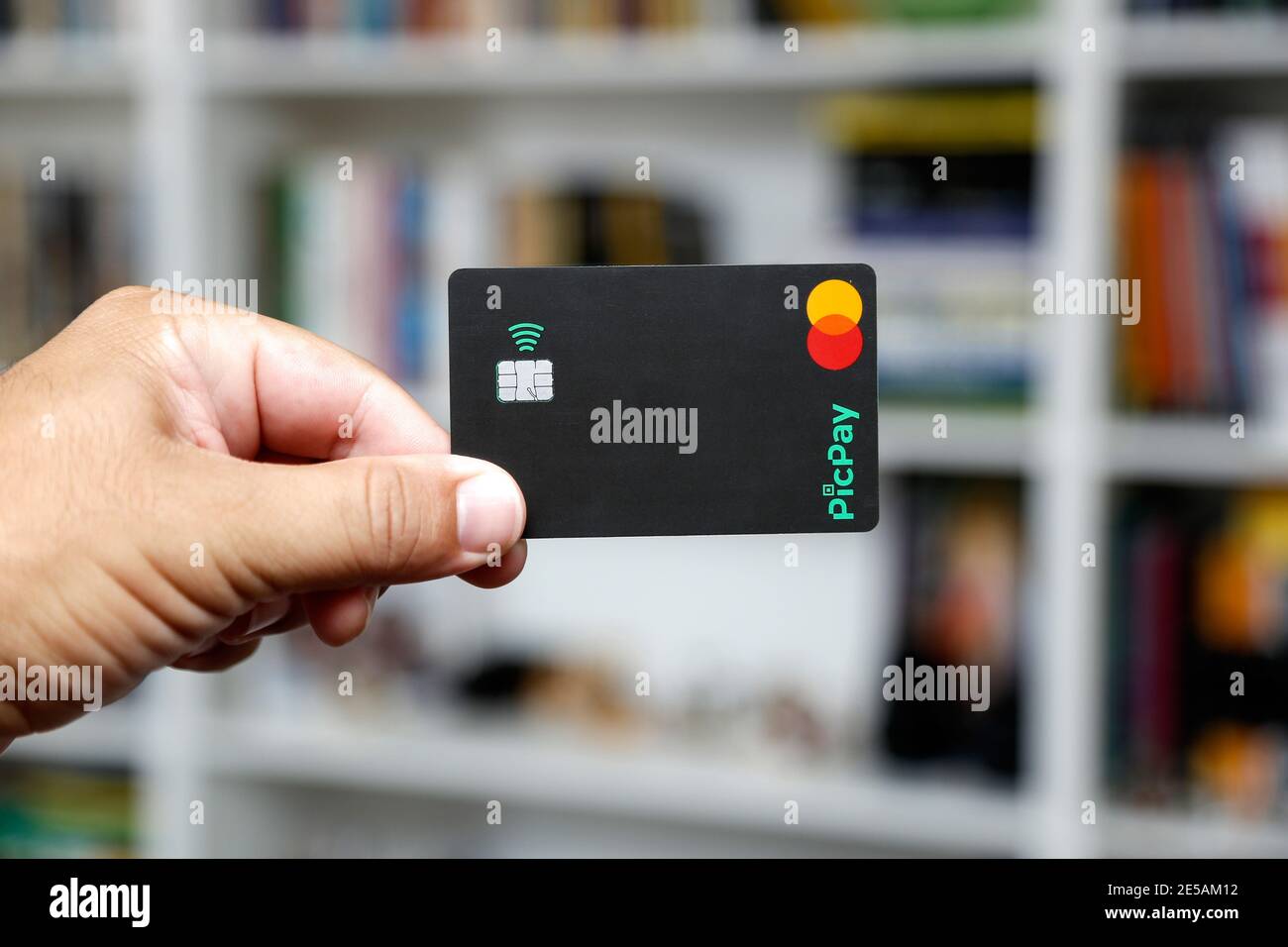 Minas Gerais, Brésil - 25 janvier 2021 : carte de crédit avec PicPay et Mastercard. Système de paiement numérique. Banque D'Images