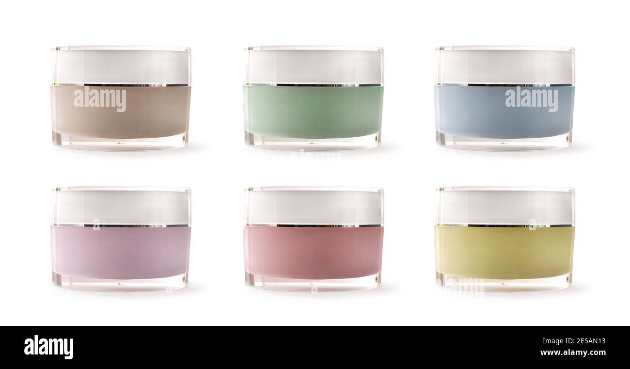Jeu de six pots en verre et en plastique de couleur fermée de blanc crème isolé. Vue avant. Banque D'Images