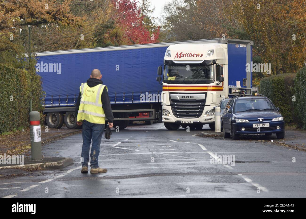 Maidstone, Kent, Royaume-Uni. Gros camion tournant sur une route étroite Banque D'Images