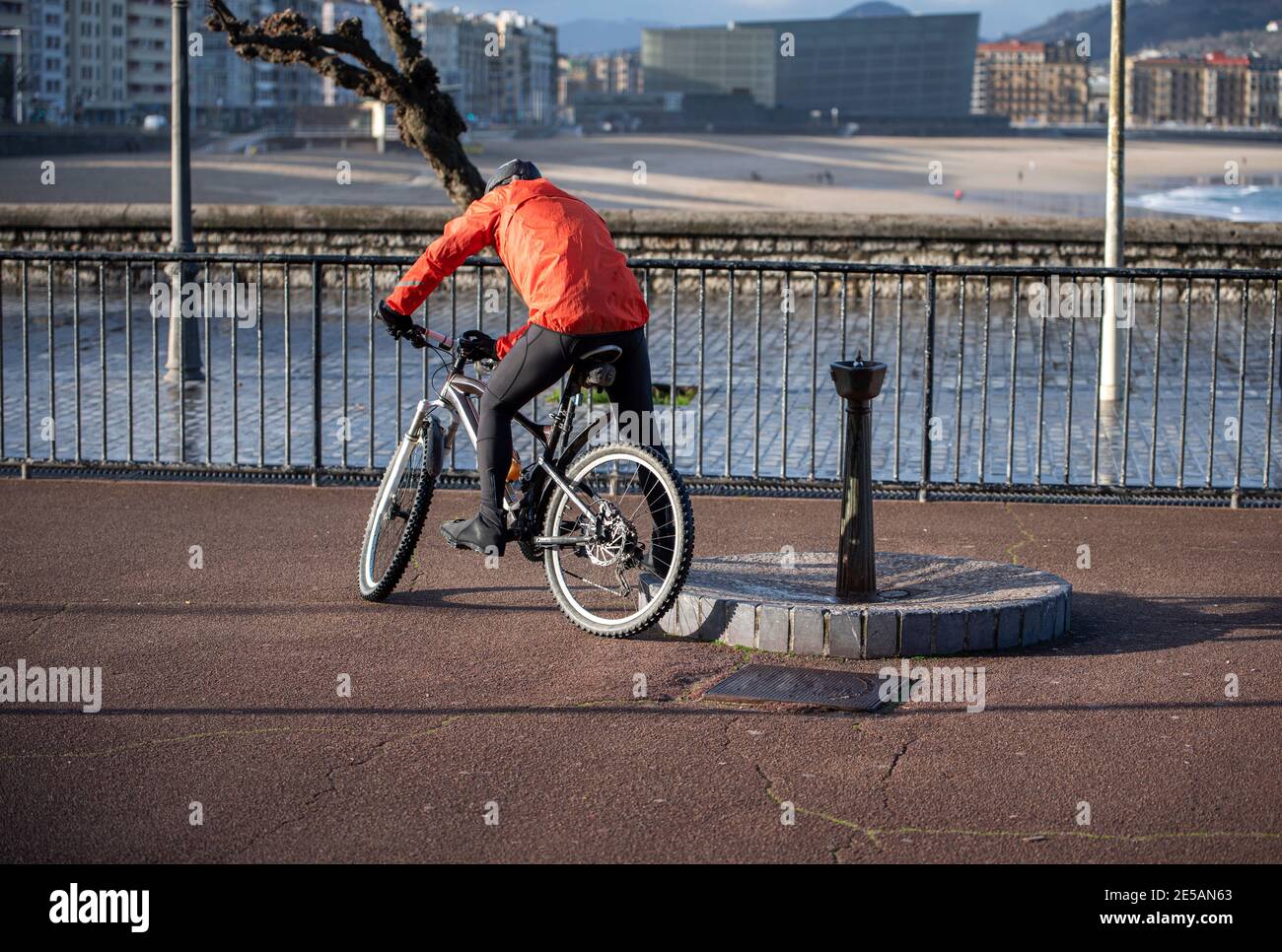 cycliste se reposant près d'une fontaine Banque D'Images