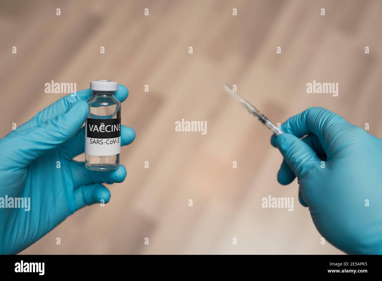 Les mains du médecin dans des gants de protection tiennent la seringue et la vaccine Banque D'Images