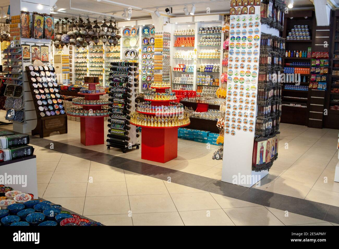 Vaisselle traditionnelle turque dans le bazar oriental. Souvenirs de Turquie Banque D'Images