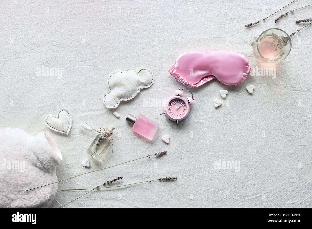 Concept de sommeil sain. Blanc cassé, revêtement en tissu ivoire. Rose jacinthe fleur.masque de sommeil, thé, verre,. Jouets doux, nuages et coeur. Moelleux Banque D'Images