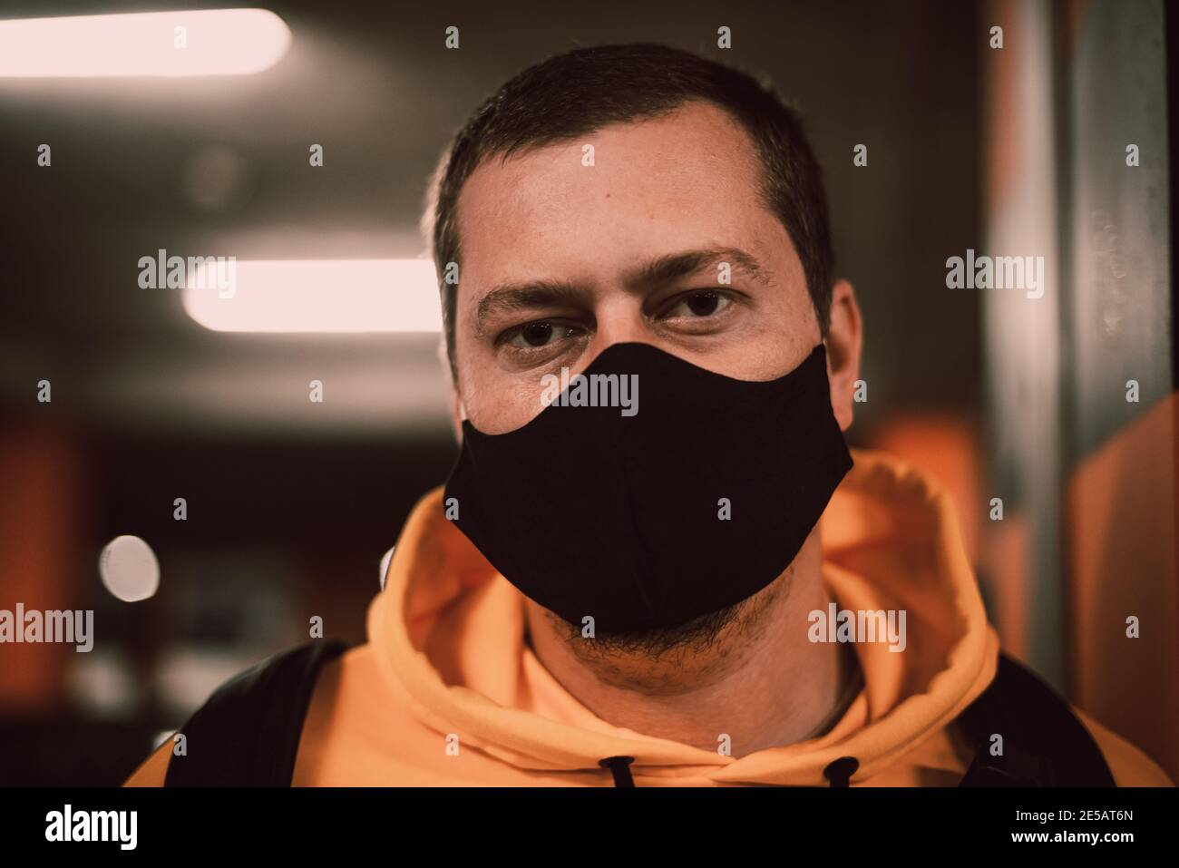 homme portant un masque facial en gros plan Banque D'Images
