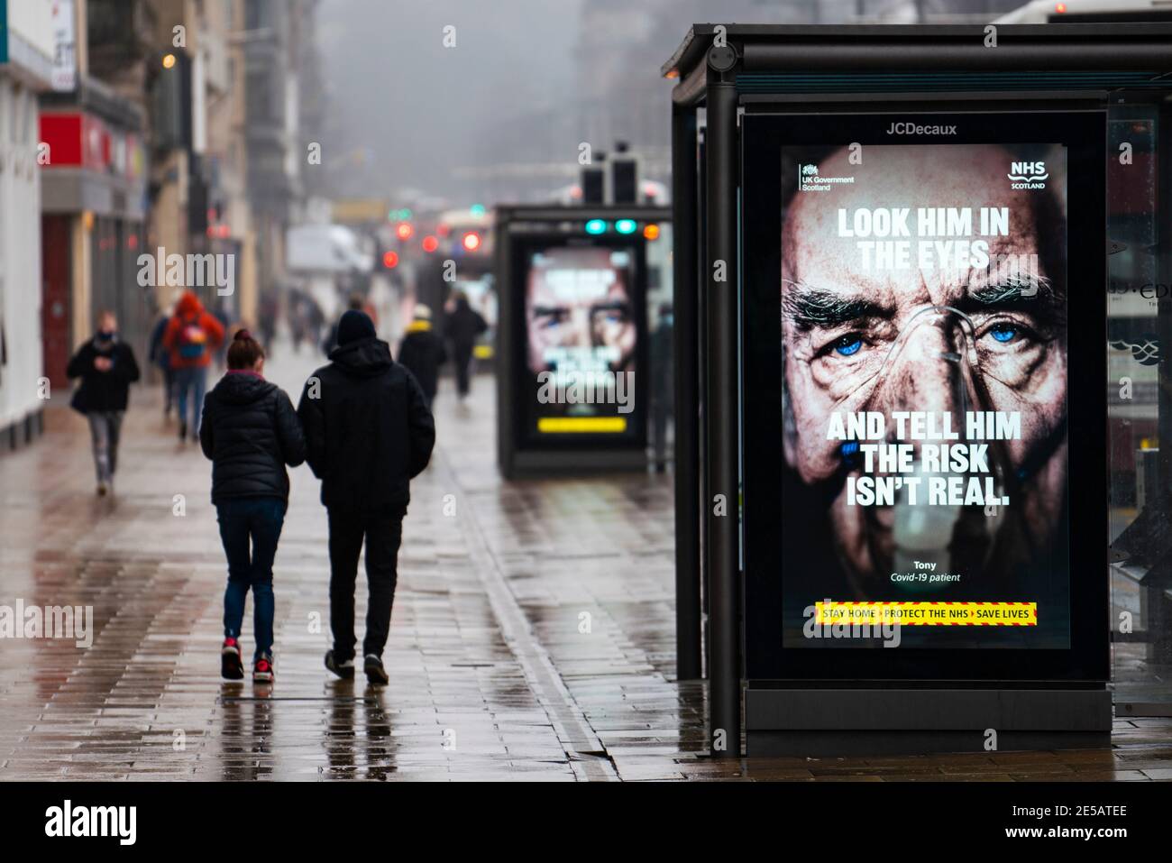 Édimbourg, Écosse, Royaume-Uni. 27 janvier 2021. Les membres du public marchent devant le nouveau gouvernement Covid-19 affiche des affiches d'avertissement de santé sur Princes Street à Édimbourg aujourd'hui. Iain Masterton/Alay Live News Banque D'Images