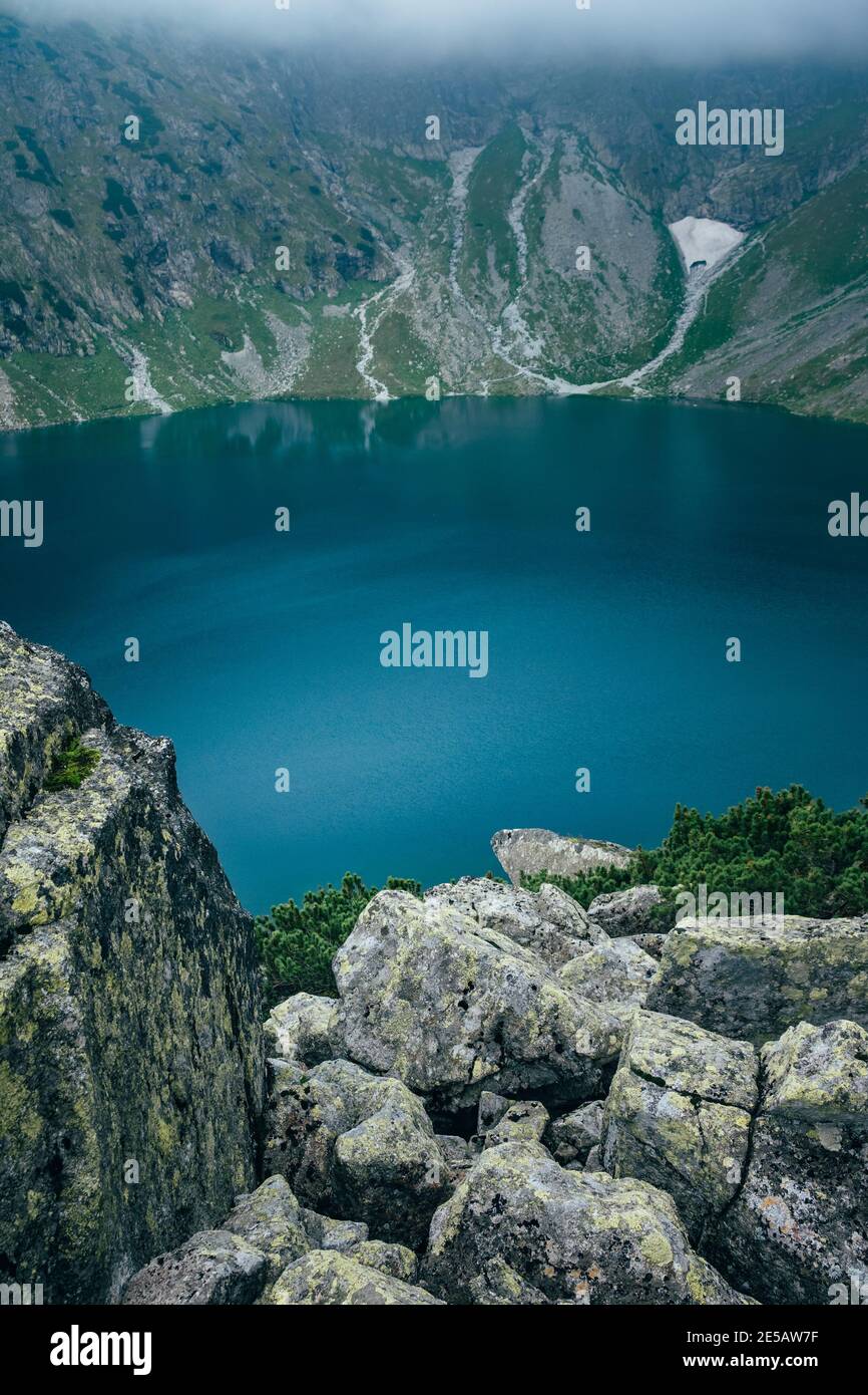 Lac de surface bleu profond dans le paysage de brume de montagne. Montagnes Tatra, Czarny Staw, Pologne Banque D'Images