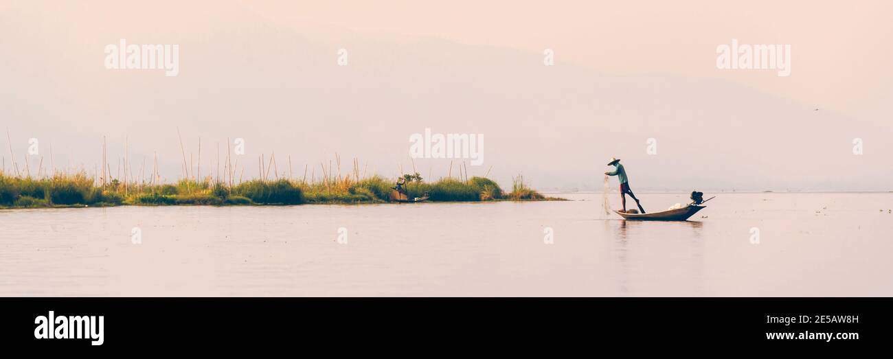 Panorama du lac Inle avec un pêcheur traditionnel Intha, Birmanie, Myanmar Banque D'Images