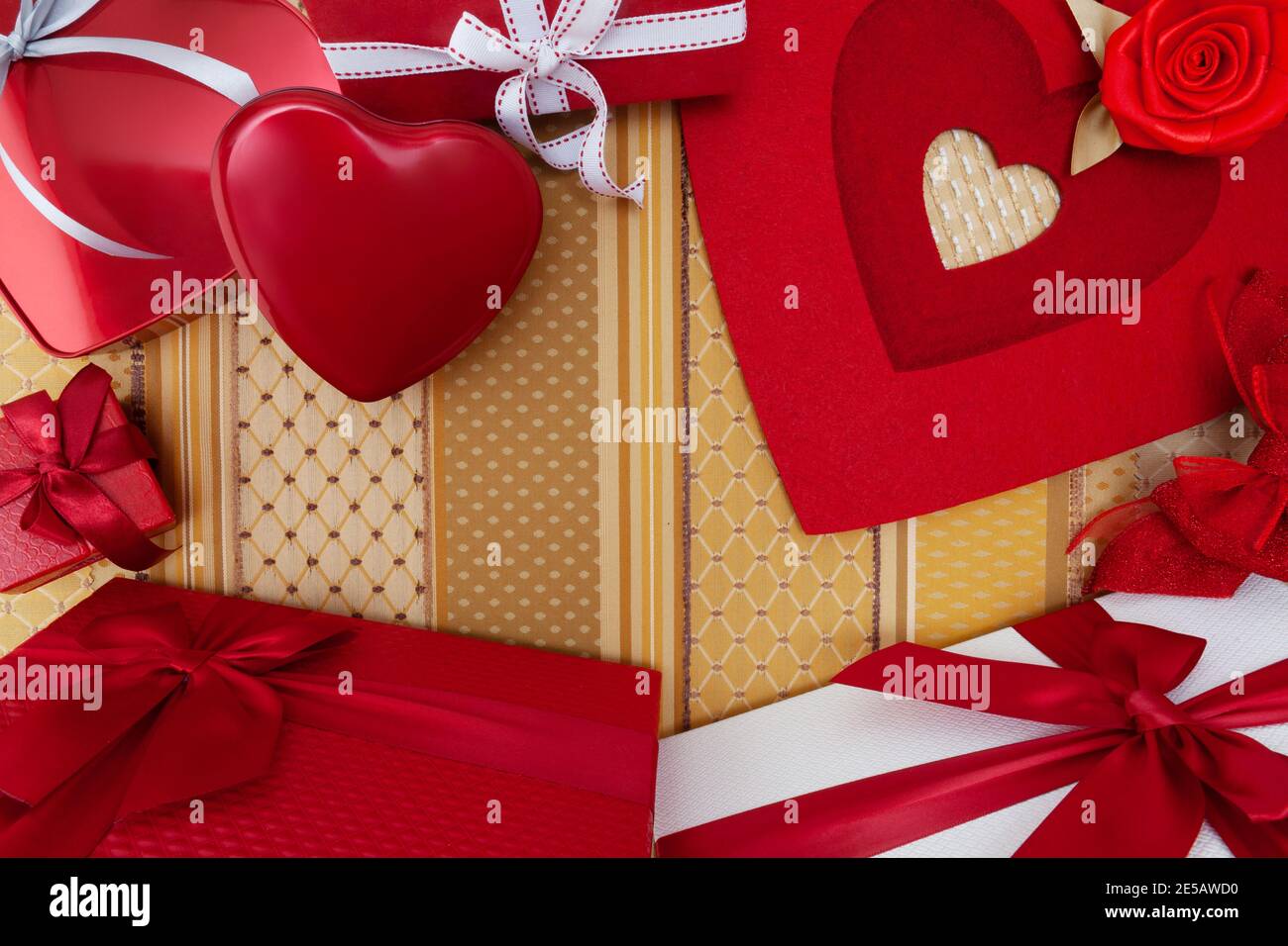 Arrière-plan de la Saint-Valentin, composition de boîtes-cadeaux et de  paquets en forme de métal coeur rouge, avec noeuds et rubans, vue du dessus  sur le tissu. Utile pour greeti Photo Stock -