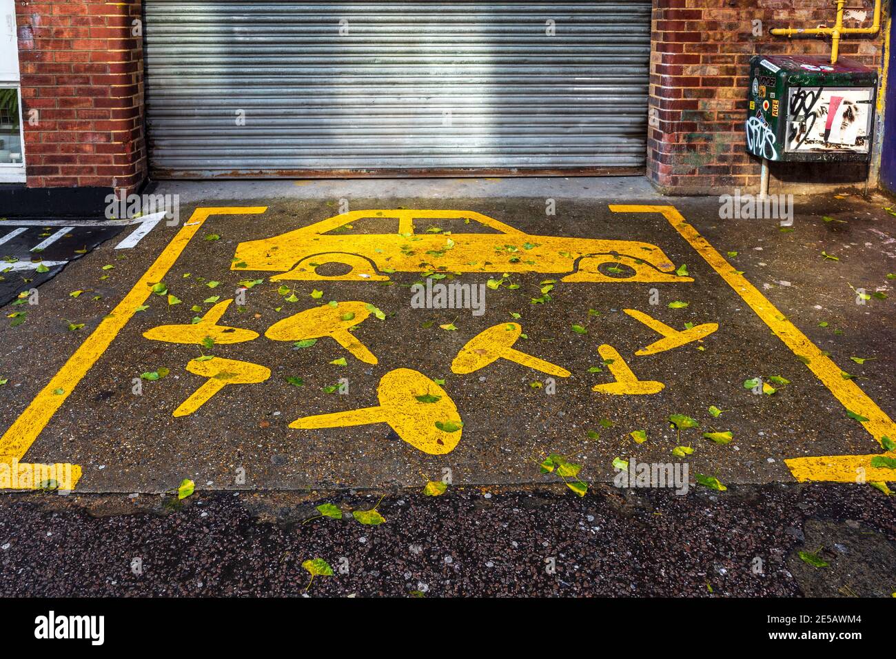 Stylisé, pas de panneau de stationnement devant l'agence de publicité Wieden + Kennedy sur Hanbury Street, près du marché de Spitalfields à Londres. Banque D'Images
