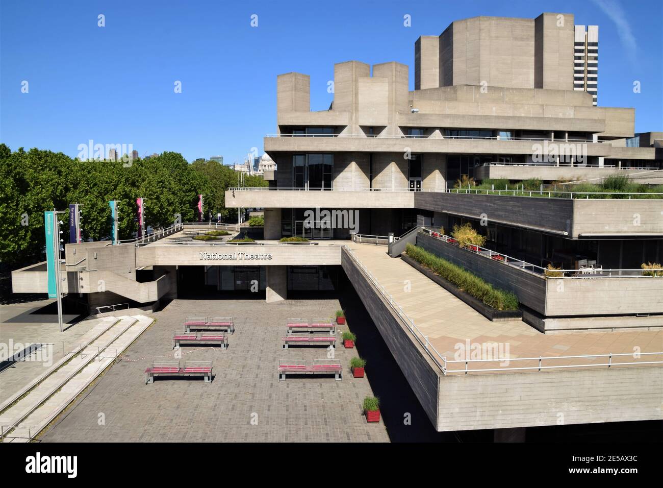 Vue extérieure du théâtre national, Londres, Royaume-Uni Banque D'Images