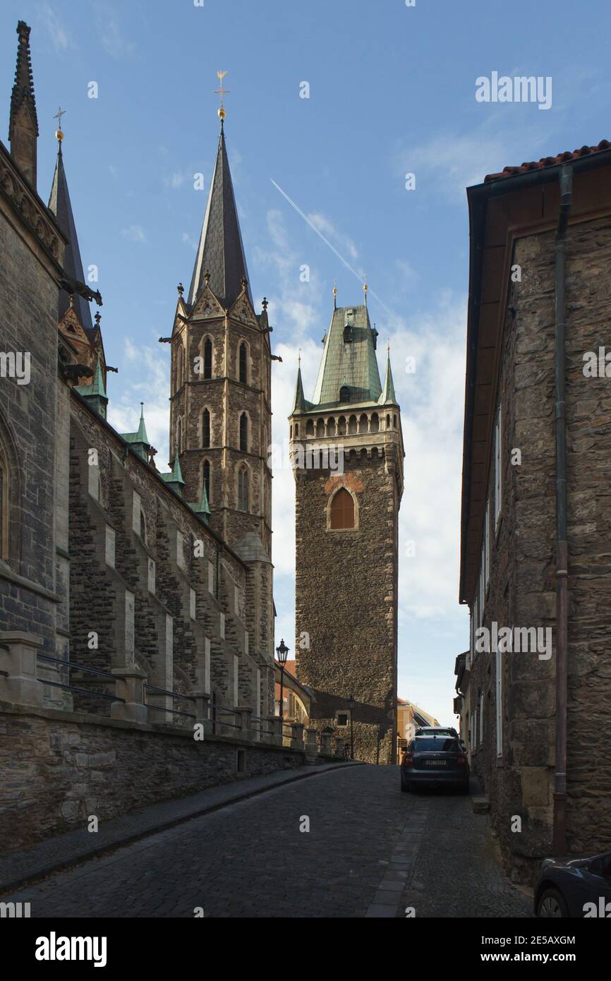 Eglise de Saint Bartholomew (Kostel svateho Bartoloměje) à Kolín en Bohême centrale, République tchèque. Deux clochers gothiques à gauche ainsi que la nef principale ont été construits à la fin du XIIIe siècle et achevés avant 1300. Le clocher à droite a été achevé en 1504. Banque D'Images