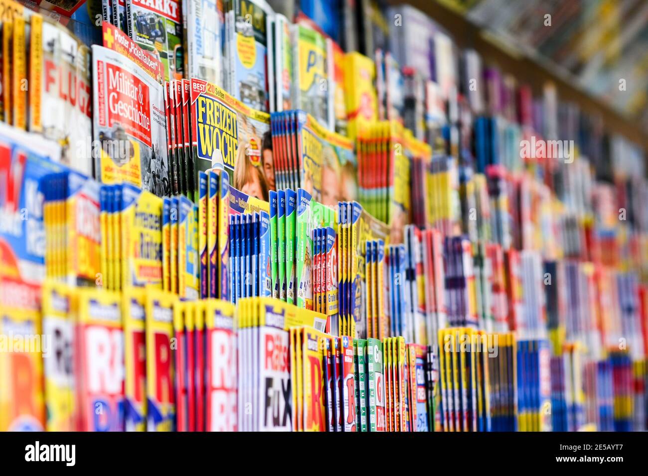 Berlin, Allemagne. 27 janvier 2021. Des magazines et des revues sont offerts dans un magasin de magazines. Malgré l'augmentation de la demande au printemps 2020 de Corona, la portée des magazines imprimés et des hebdomadaires, y compris les journaux électroniques, est en baisse en Allemagne. Credit: Jens Kalaene/dpa-Zentralbild/dpa/Alay Live News Banque D'Images