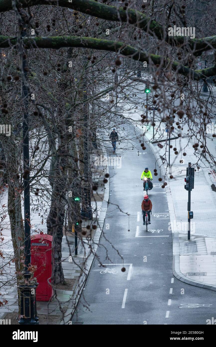 Les gens passent par Embankment le long de la route du vélo. Banque D'Images