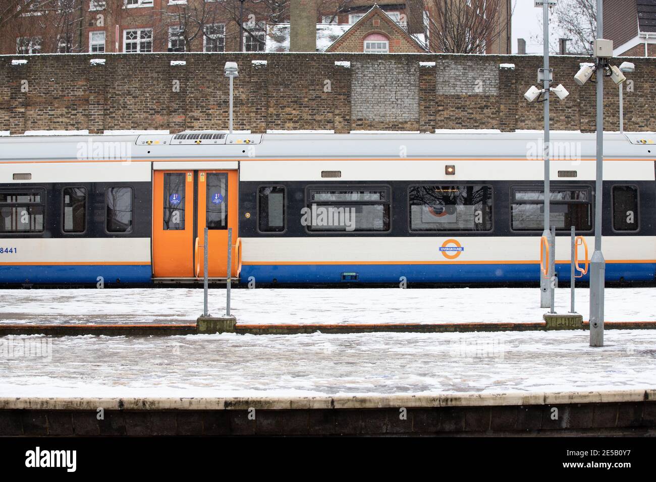 Station au-dessus de Highbury et Islington recouverte de neige. Banque D'Images