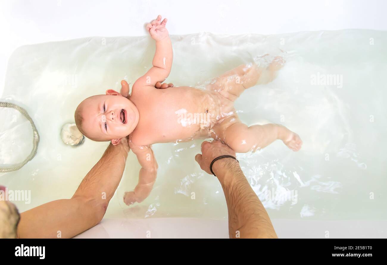 Le Petit Bebe Qui Pleure A Peur De Nager Dans La Salle De Bains Mise Au Point Selective Personnes Photo Stock Alamy Le Petit Bebe Qui Pleure A Peur De Nager Dans La Salle De Bains Mise Au Point Selective Personnes Photo Stock Alamy