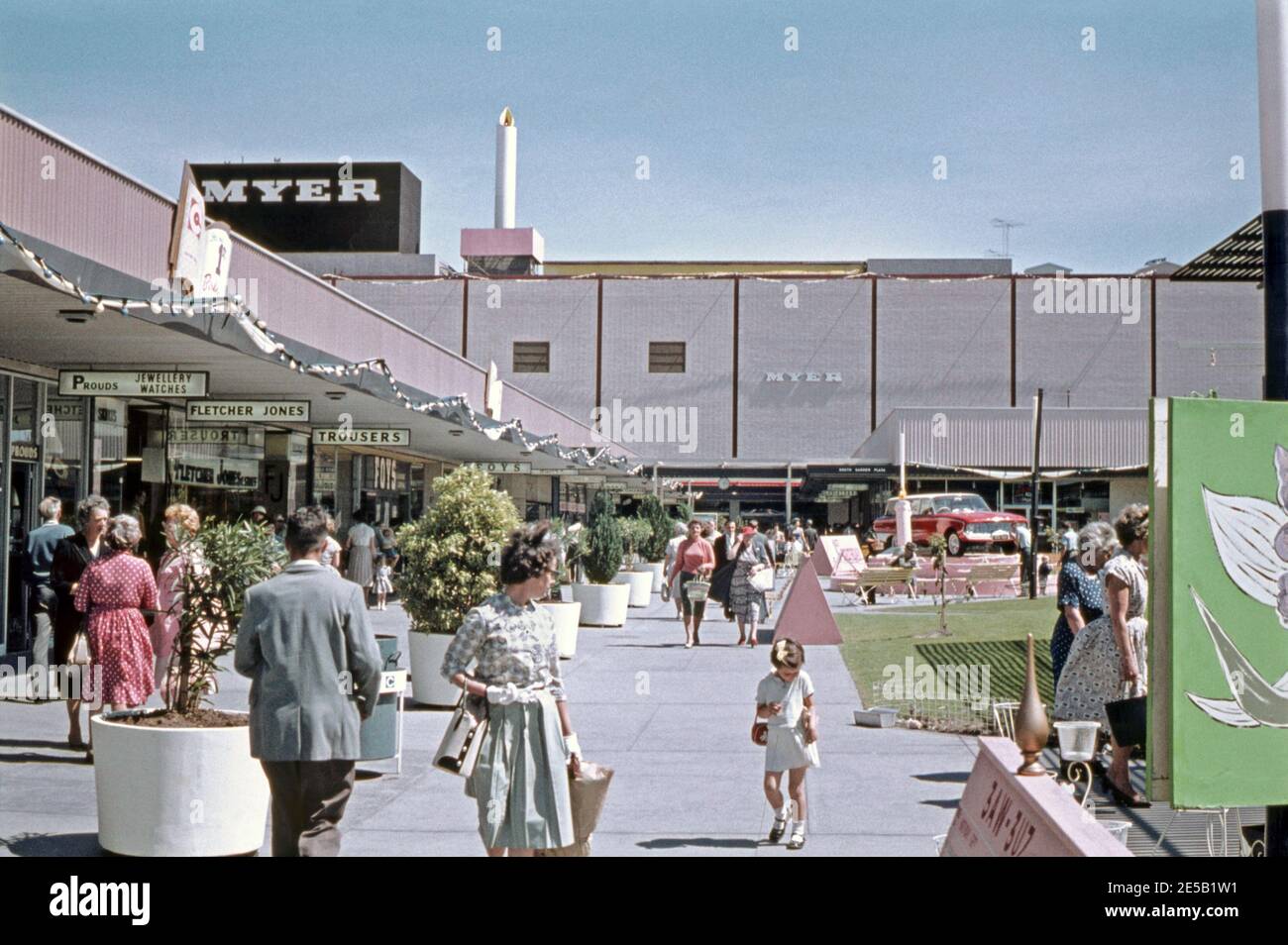 Un centre commercial australien en 1961. Le Chadstone Shopping Centre (Chaddy) est un grand centre commercial régional situé dans la banlieue sud-est de Malvern East, Melbourne, Victoria, Australie. Le centre commercial de Chadstone est le plus grand centre commercial d'Australie et prétend être le plus grand de l'hémisphère Sud. Le centre a ouvert ses portes en 1960 et fut le premier centre commercial régional autonome de Melbourne. Il comprend les grands magasins comme Myer et David Jones. Banque D'Images