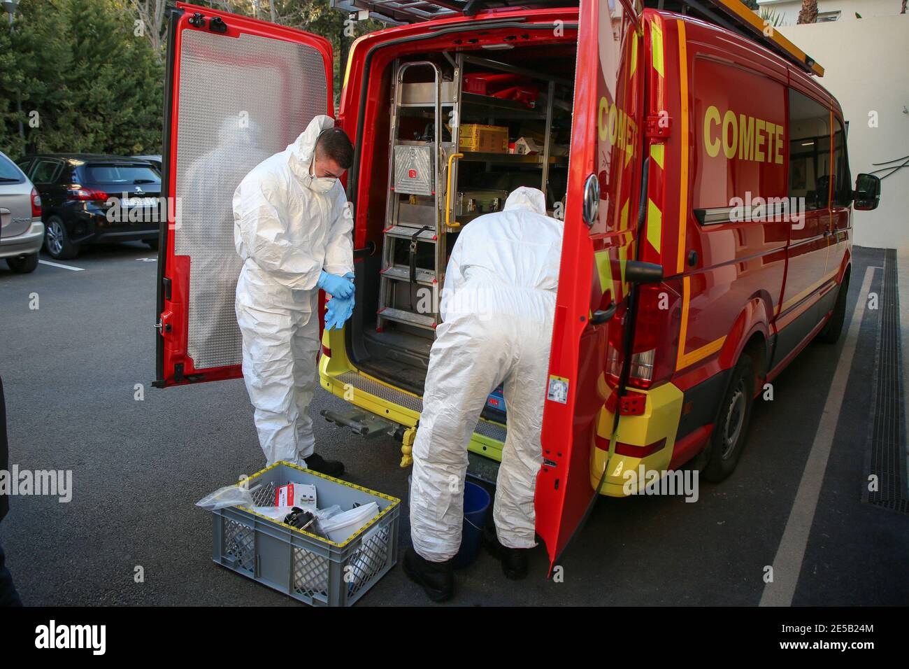 Marseille, France. 26 janvier 2021. Les travailleurs de la santé portant des combinaisons d'équipement de protection individuelle (EPI) se préparent à prélever des échantillons d'eaux usées à la sortie d'égout d'une maison de retraite à Marseille. L'unité COMETE (Covid Marseille Environmental Testing expertise) recueille des échantillons d'eaux usées à divers endroits de la ville pour déterminer les quartiers, les écoles ou certains bâtiments contaminés par Covid-19 par des tests de ces échantillons. Crédit : SOPA Images Limited/Alamy Live News Banque D'Images