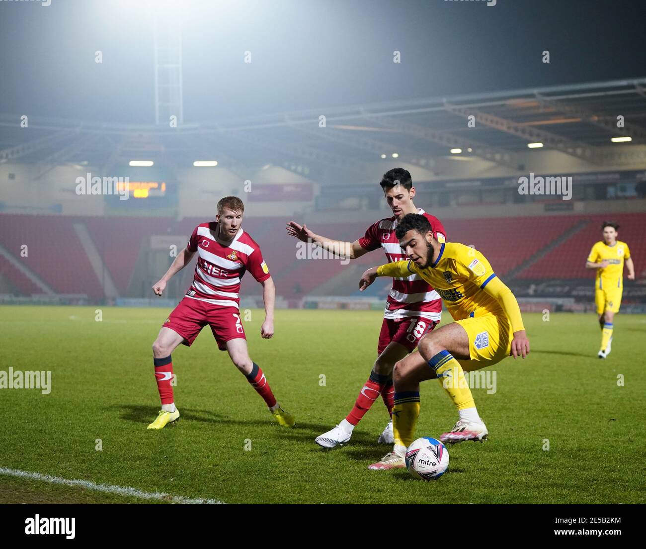 Ed Williams de Doncaster Rovers et Nesta Guinness Walker de l'AFC Wimbledon (à droite) se battent pour le ballon lors du match de la Sky Bet League One au Keepmoat Stadium, Doncaster. Date de la photo: Mardi 26 janvier 2021. Banque D'Images
