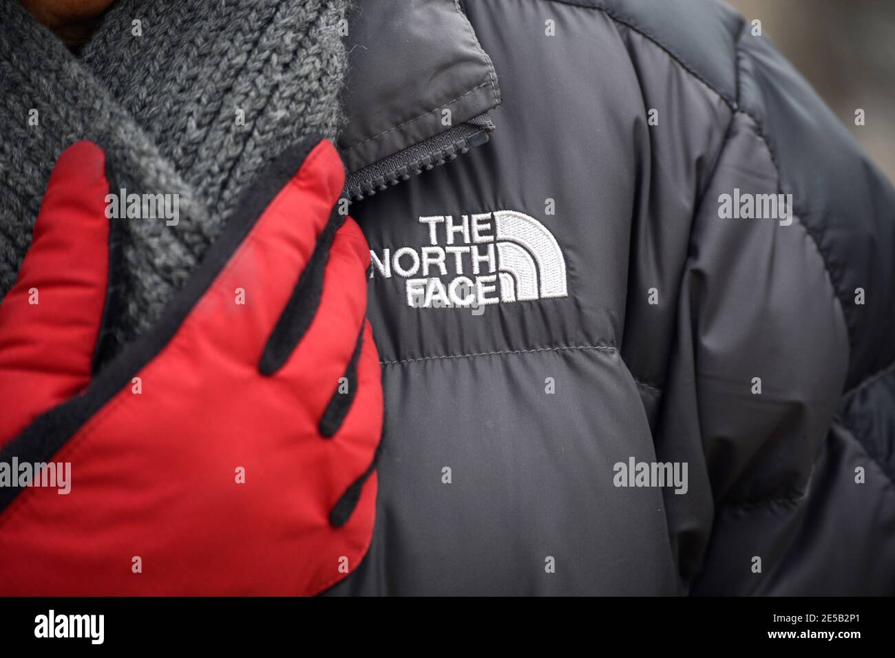 Une femme en randonnée d'hiver porte des gants et une veste d'hiver achetée  au magasin de vêtements North face Photo Stock - Alamy