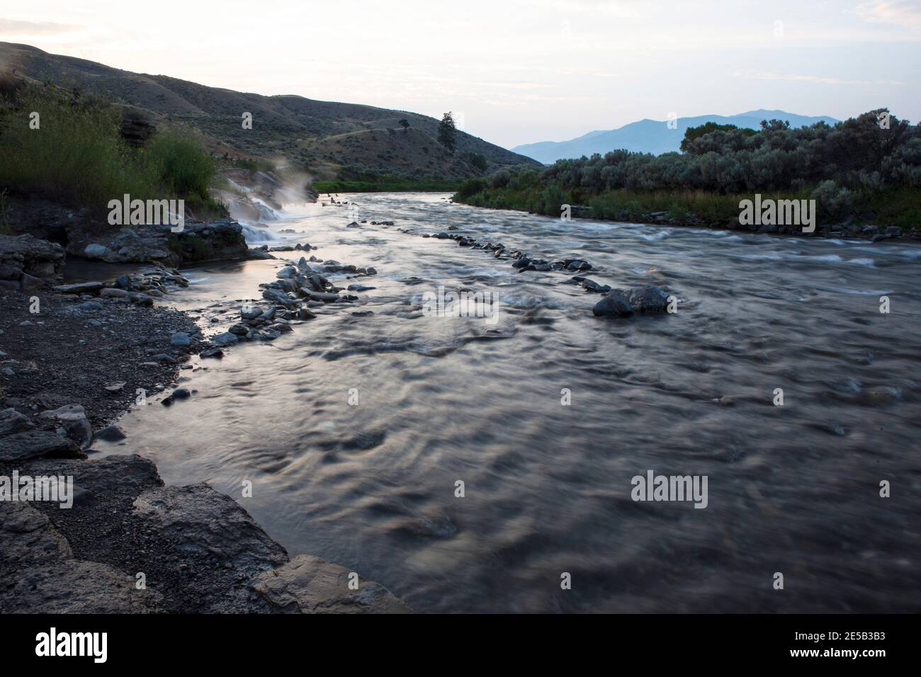 Là où la rivière Boiling rencontre la rivière Gardner, parc national de Yellowstone, Wyoming, près du 45e parallèle, à mi-chemin entre l'équateur et le Nord Banque D'Images