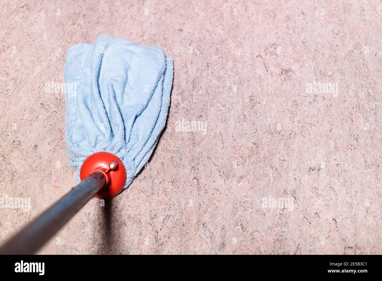 le point de vue de la mop est d'essuyer le sol en linoléum à accueil Banque D'Images