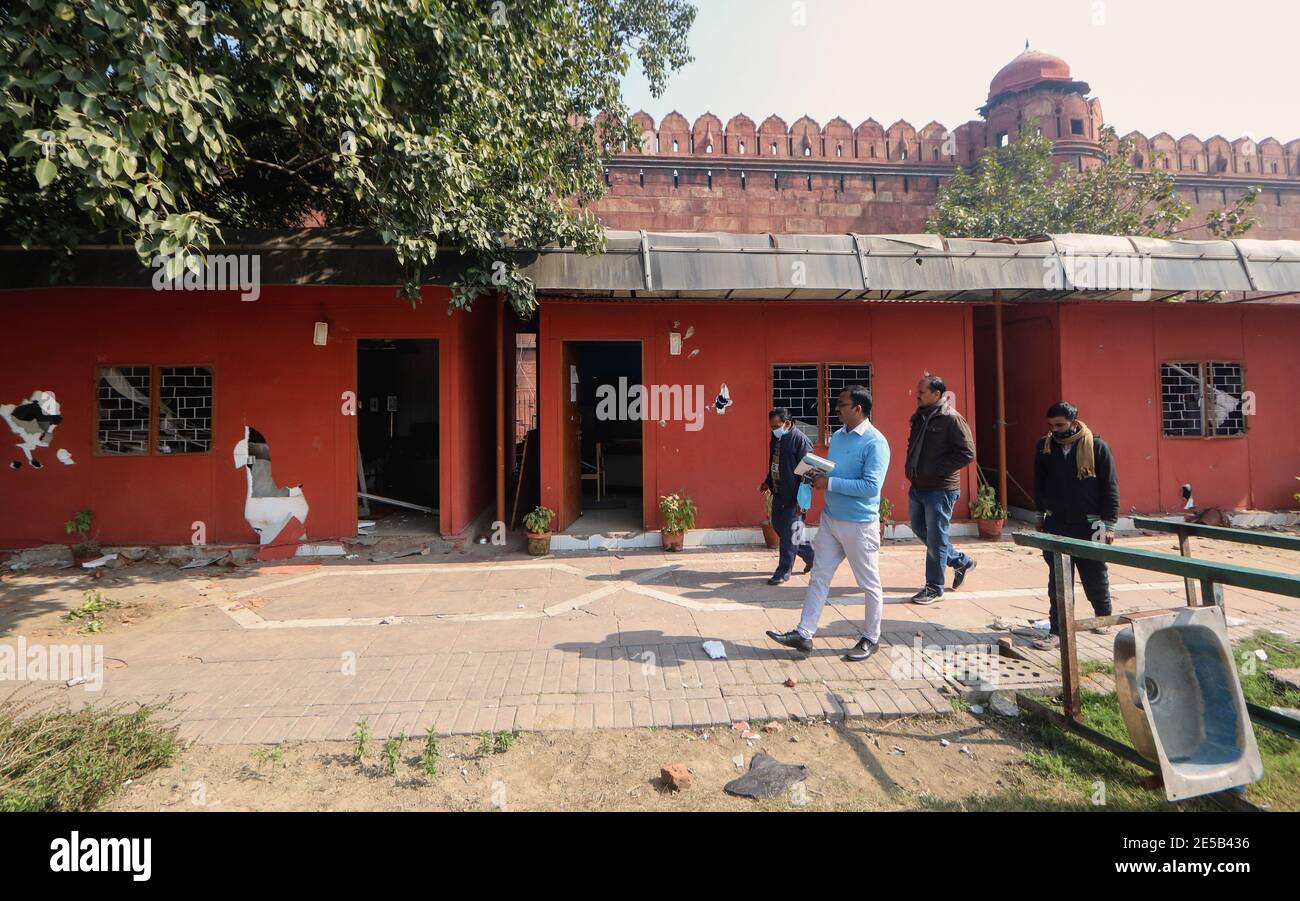 New Delhi, Inde. 27 janvier 2021. Une vue d'un abri temporaire endommagé aux monuments historiques de Red fort un jour après que les agriculteurs protestaient sont allés au Red fort pendant leur rallye tracteur. Un manifestant a été tué et 83 membres de la police ont été blessés dans le rassemblement alors que la police utilisait du gaz lacrymogène, charge lathi pour arrêter les agriculteurs. Des milliers d'agriculteurs continuent de protester autour de Delhi contre les trois nouvelles réformes agricoles centrales et ont exigé l'abrogation de ces lois. Crédit : SOPA Images Limited/Alamy Live News Banque D'Images