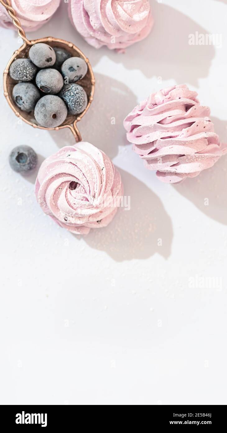 Guimauve artisanale aux myrtilles, fond blanc. Violet Marshmallow, meringue, Zephyr foyer sélectif Banque D'Images