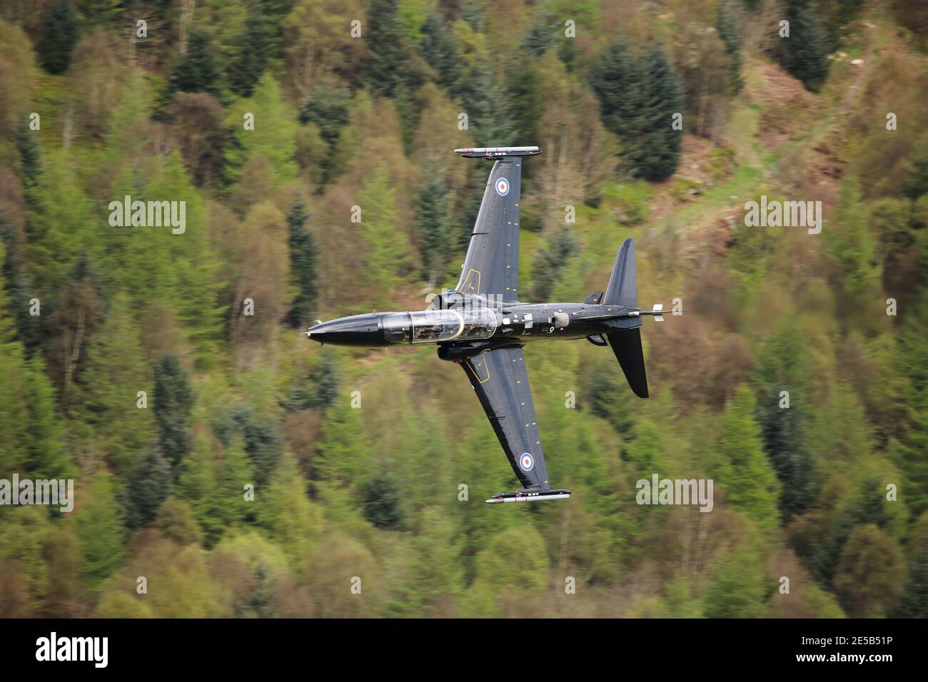 Avion d'entraînement RAF Hawk T2 sur un vol de bas niveau dans la zone de boucle de Mach du pays de Galles, au Royaume-Uni. Banque D'Images