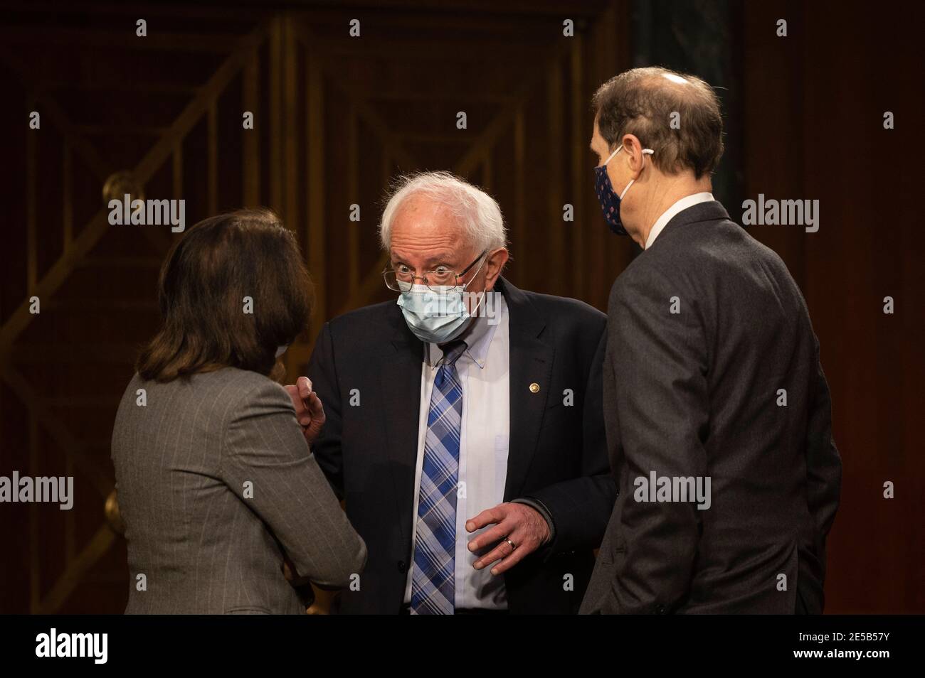 LE sénateur AMÉRICAIN Bernie Sanders (C), D-Vermont, s'entretient avec la sénatrice américaine Maria Canrtwell (L), D-WA et le sénateur américain Ron Wyden (R), D-OR, en prévision d'une audience pour examiner la nomination de l'ancien gouverneur du Michigan Jennifer Granholm au poste de secrétaire à l'énergie, à Capitol Hill à Washington, DC, le 27 janvier 2021. (Photo par Pool/Sipa USA) Banque D'Images