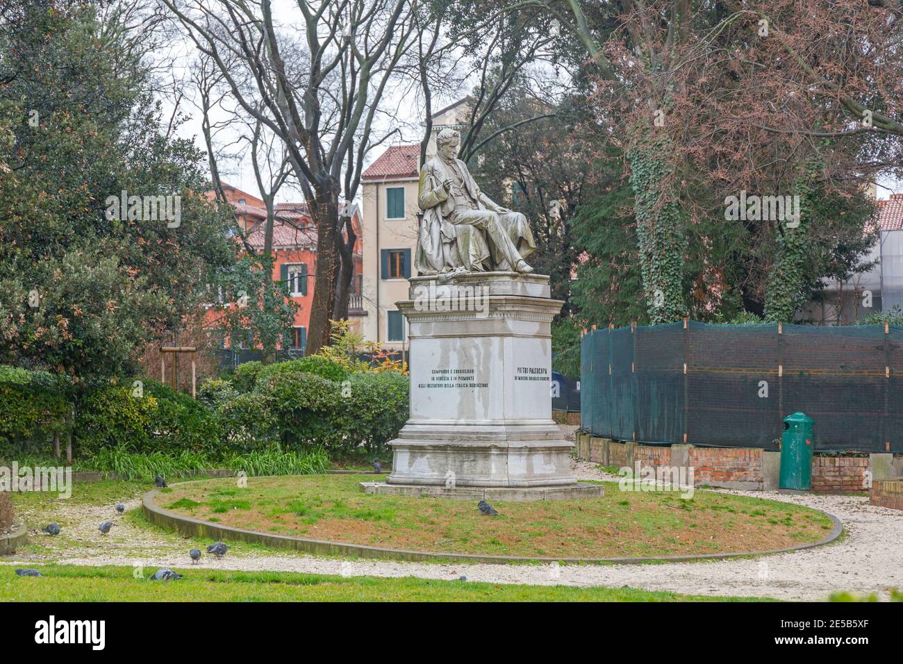 Vence, Italie - 3 février 2018 : statue de Pietro Paleopapa célèbre scientifique italien au parc de Vence, Italie. Banque D'Images
