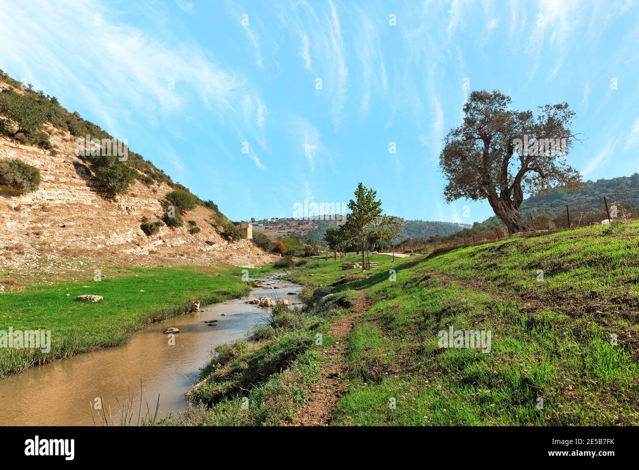 sentier de randonnée le long de la rivière sur le fond d'un Beau ciel en Israël Banque D'Images
