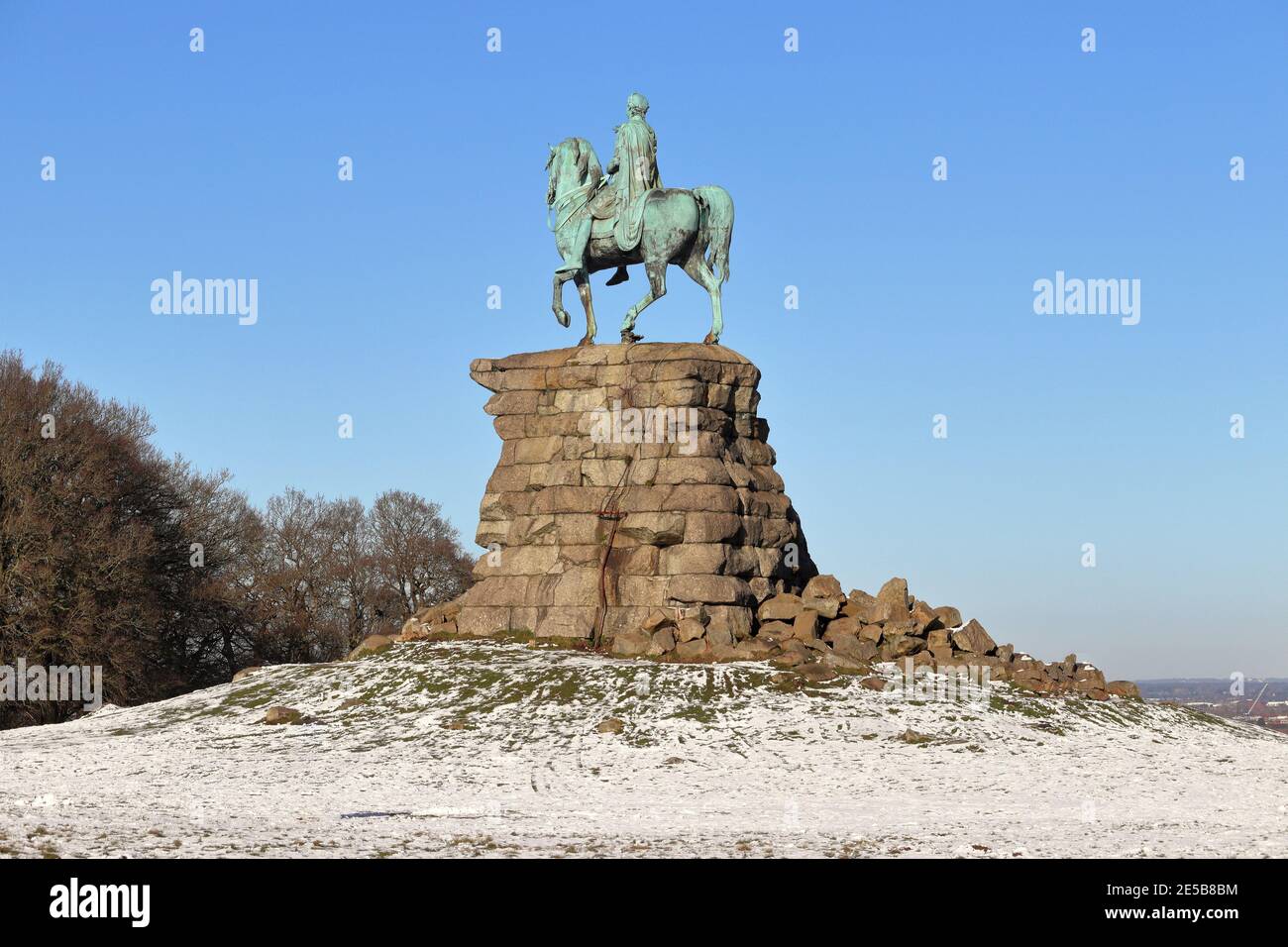 Statue du roi Geoege III sur SnowHill dans le Grand parc de Windsor, Royal Berlshire, Angleterre, avec de la neige au sol Banque D'Images