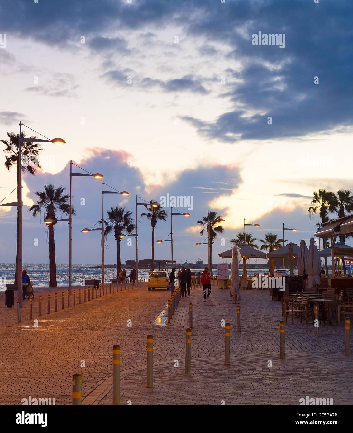 PAPHOS, CHYPRE - 15 FÉVRIER 2019 : les gens marchent en remblai au beau crépuscule à Paphos Banque D'Images