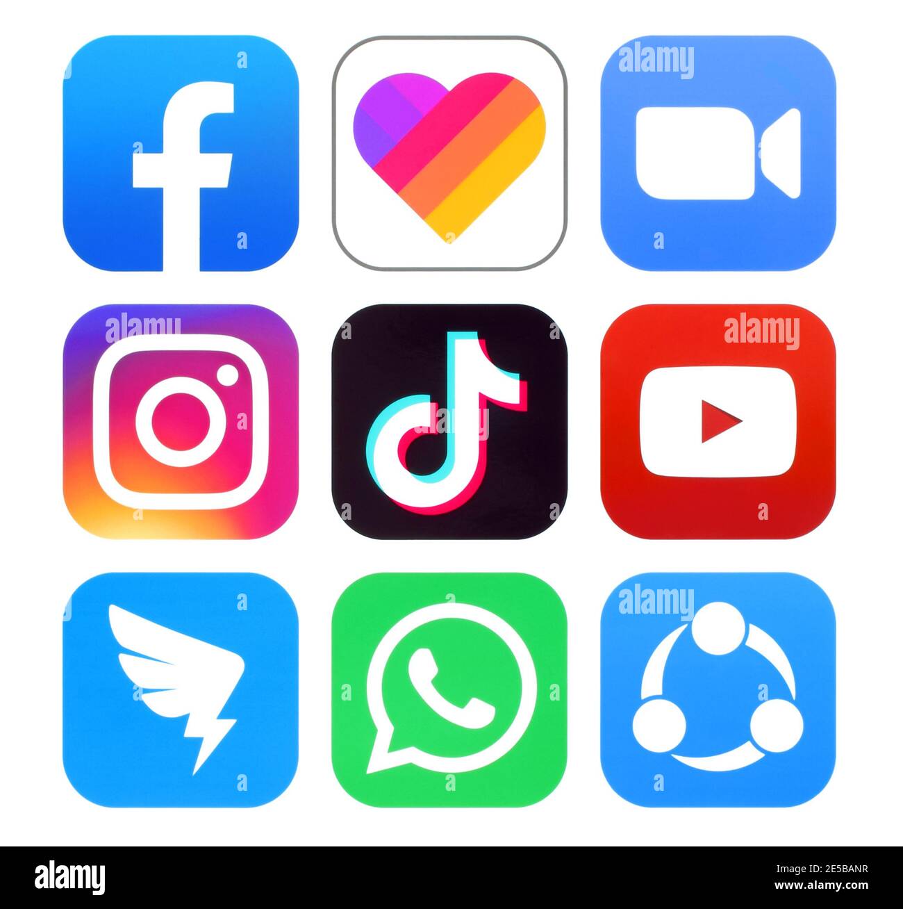 Kiev, Ukraine - 14 septembre 2020: Ensemble de médias sociaux populaires icônes d'applications, telles que: Facebook, Likee, Instagram, Zoom, Tiktok, Youtube, DingTalk Banque D'Images