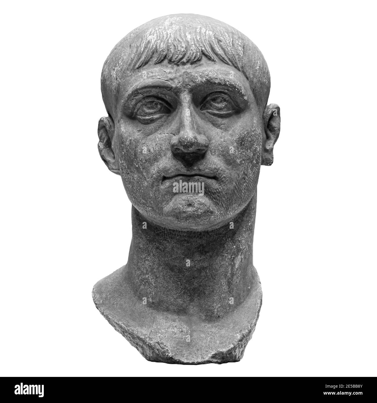 Détail tête de la sculpture de l'homme antique. Face en pierre isolée sur fond blanc. Statue en marbre antique de caractère mythique Banque D'Images