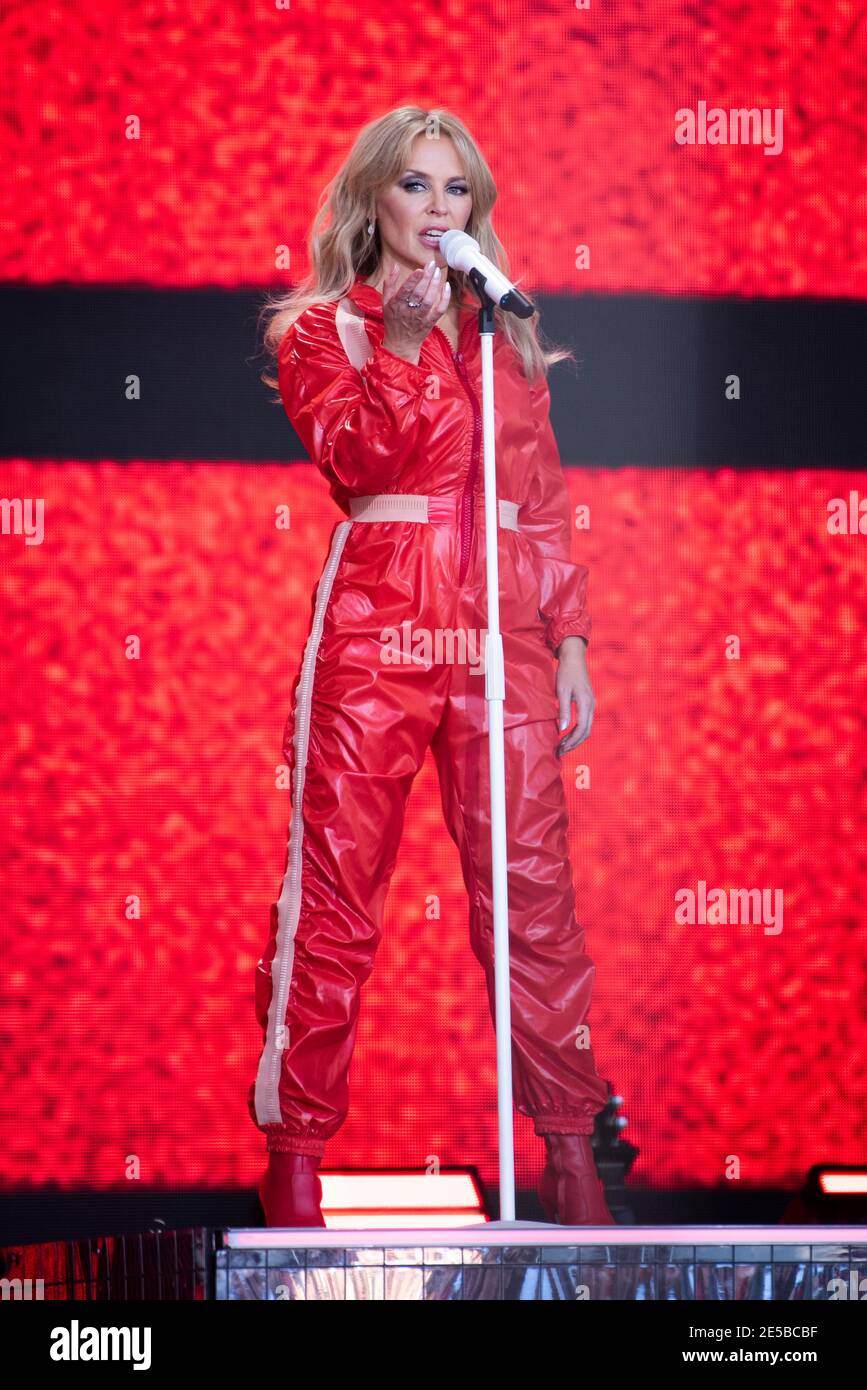 Kylie Minogue se produit en direct sur la Pyramide Stage à Carant Farm, Pilton, Somerset. Banque D'Images