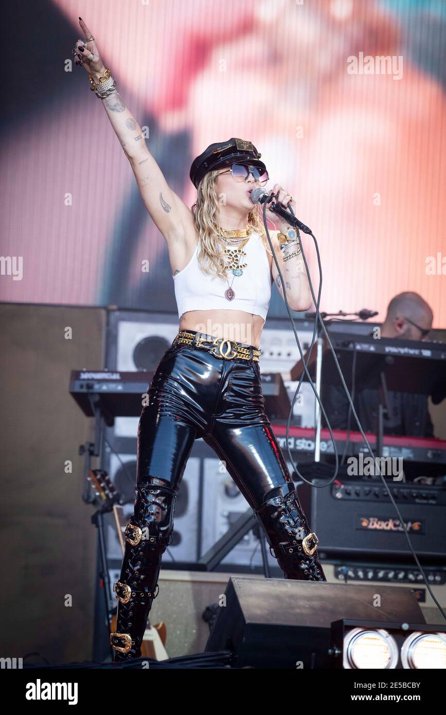 Miley Cyrus se produit en direct sur la Pyramide Stage à la ferme digne, Pilton, Somerset. Banque D'Images