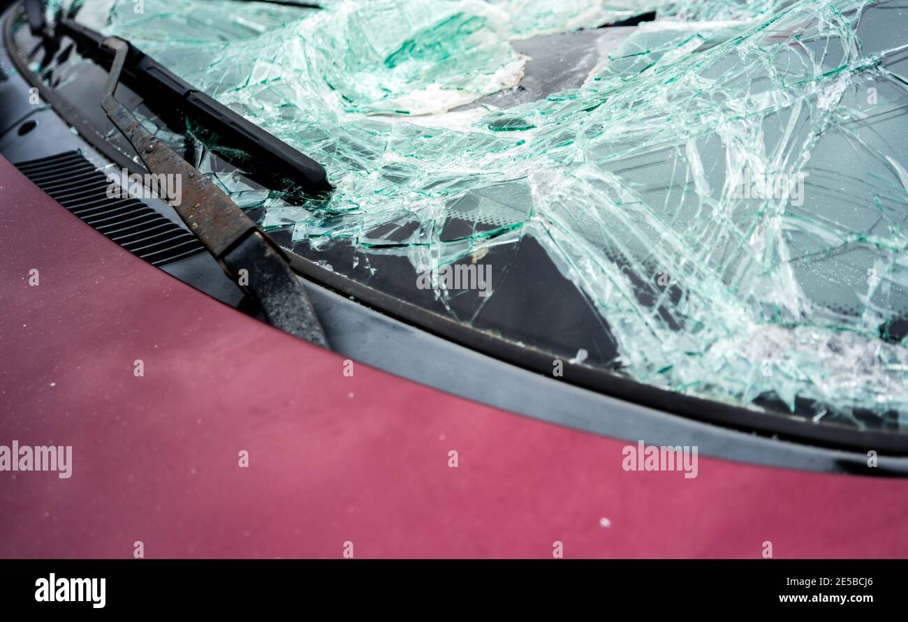 Pare-brise cassé dans l'accident de la route Banque D'Images