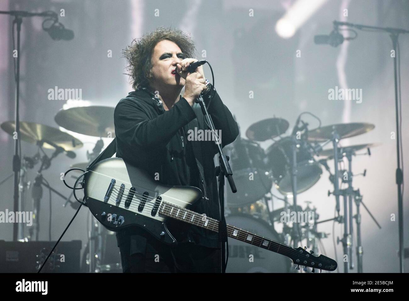 Robert Smith, de The Cure, se produit en direct sur la Pyramide Stage à la ferme digne, Pilton, Somerset. Banque D'Images