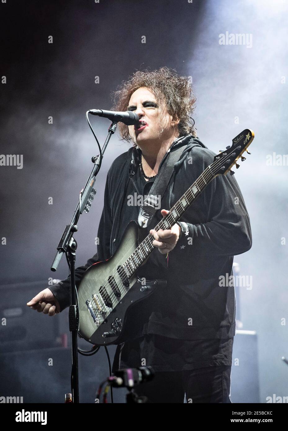 Robert Smith, de The Cure, se produit en direct sur la Pyramide Stage à la ferme digne, Pilton, Somerset. Banque D'Images