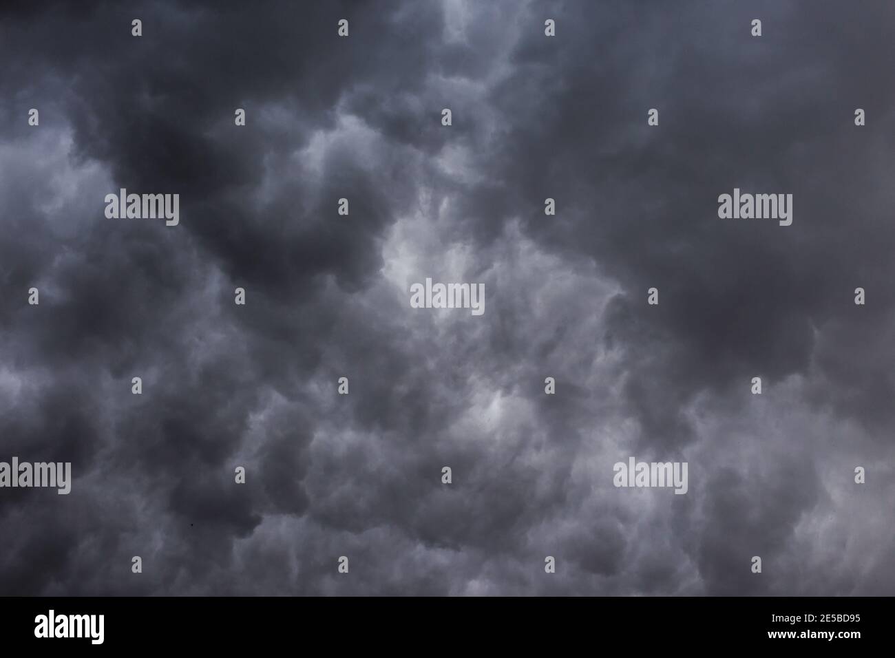 Nuages de tempête sombres et spectaculaires Banque D'Images