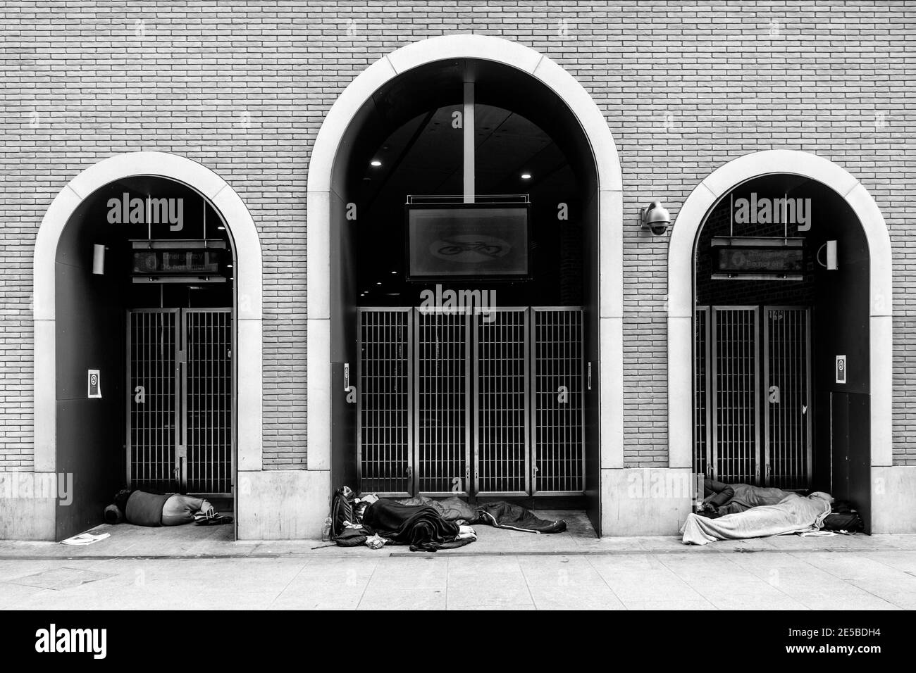 Les sans-abri dorment dans les portes à quelques mètres de Shard, London Bridge Area, Londres, Angleterre. Banque D'Images