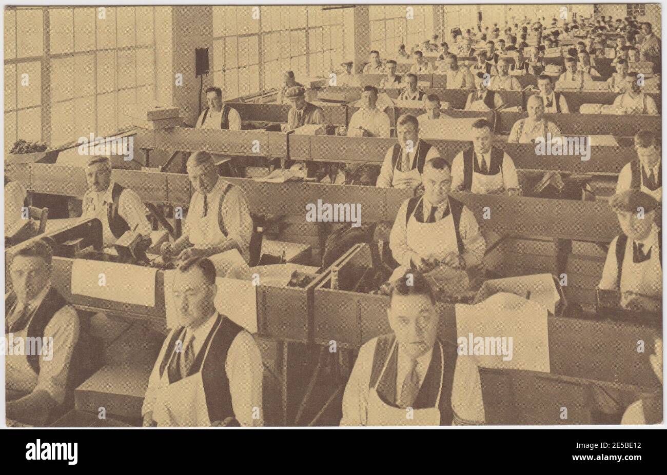 Des hommes (susceptibles d'être des anciens militaires) assemblent des coquelicots de Haig Fund à la British Legion Poppy Factory, Richmond, Surrey, vers les années 1920 Banque D'Images