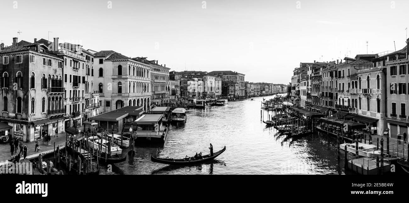Une image panoramique du Grand Canal prise du pont du Rialto, Venise, Vénétie, Italie. Banque D'Images