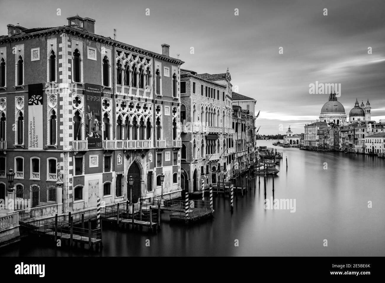 Vue sur le Grand Canal prise du pont de l'Accademia, Venise, la région de Vénétie, Italie. Banque D'Images