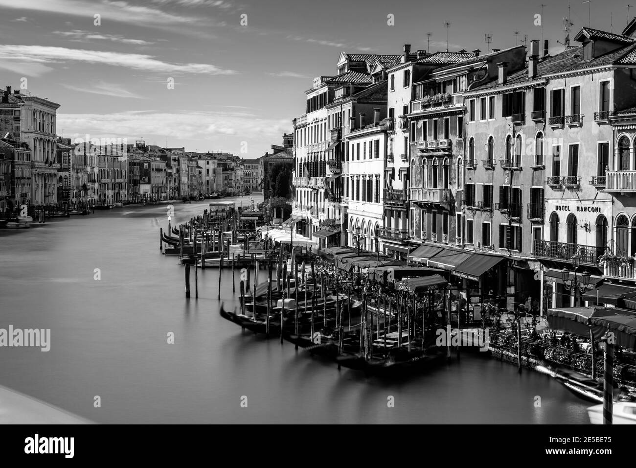 Vue sur le Grand Canal prise du pont du Rialto, Venise, Vénétie, Italie. Banque D'Images