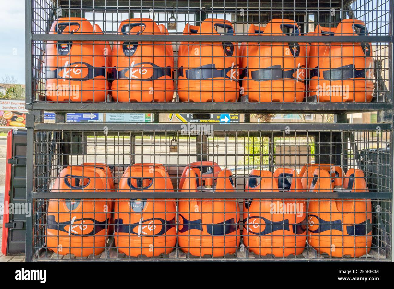 Campos, Espagne; janvier 23 2021: bouteilles de butane repsol dans une cage  métallique appartenant à une station de gaz et de service Photo Stock -  Alamy