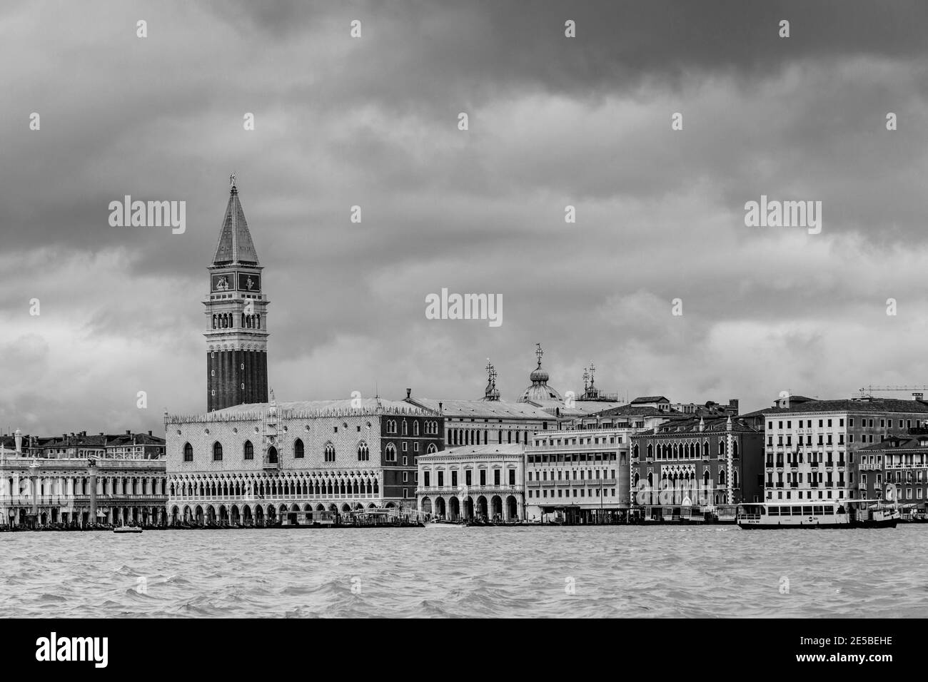 Vue sur les bâtiments historiques du front de mer, Venise, Italie. Banque D'Images
